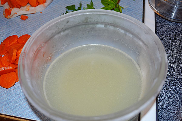 Recepten van een verkoudheid met stap voor stap genomen foto's - van varkensvlees, schenkel, rundvlees, kippenpoten, met gelatine