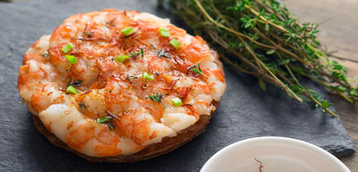 Idee voor de lunch: pittige minipizza met garnalen