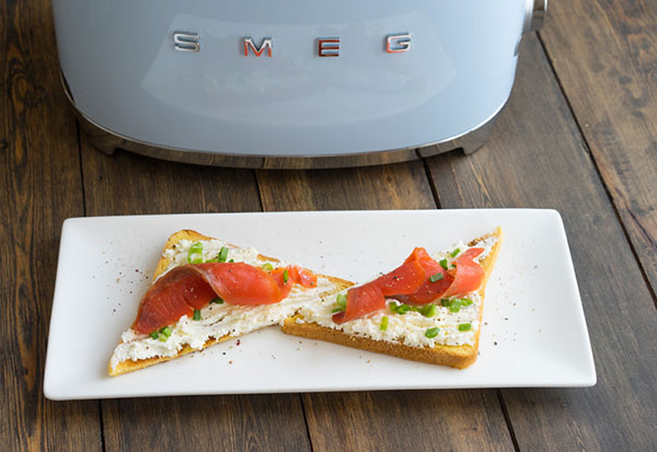 Het idee van een zomerse lunch: toast met zalm en een warme aspergesalade