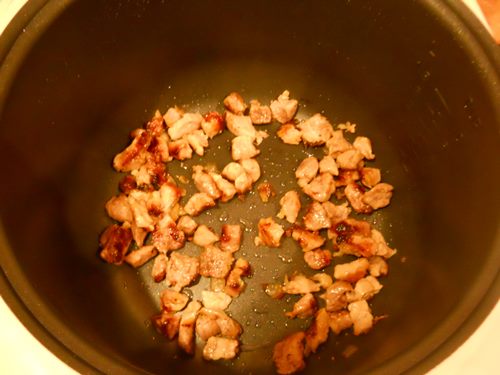 Varkensvlees in een romige saus in een multivark