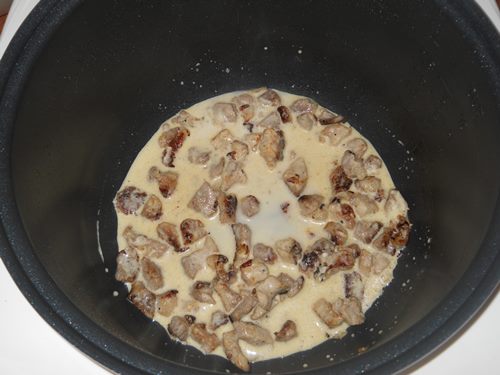 Varkensvlees in een romige saus in een multivark