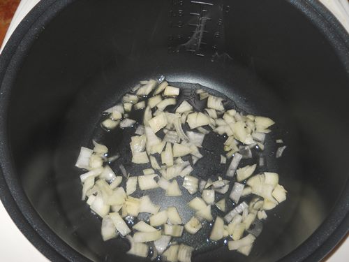 Varkensvlees in een romige saus in een multivark