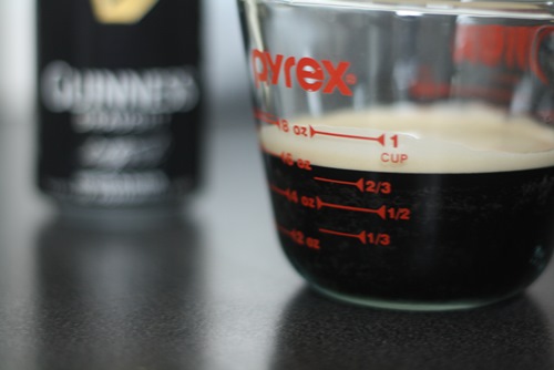 Hoe koekjes op bier te bakken: een eenvoudig recept met een foto