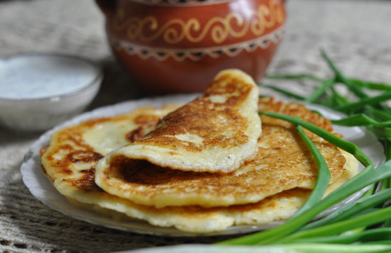 Hoe pannenkoeken op yoghurt te bereiden - de beste recepten met een foto