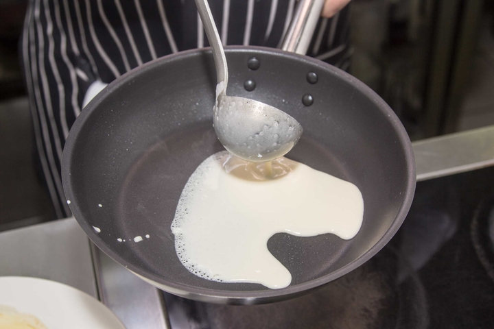Hoe pannenkoeken op yoghurt te bereiden - de beste recepten met een foto