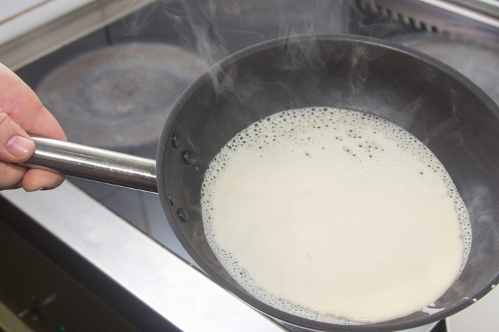 Hoe pannenkoeken op yoghurt te bereiden - de beste recepten met een foto