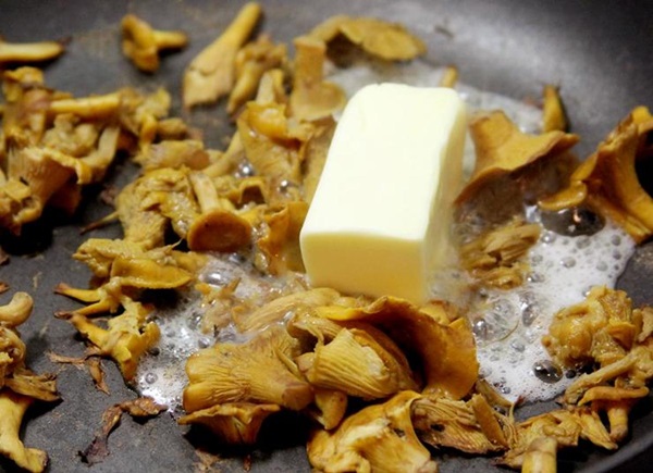 Hoe cantharellen in een koekenpan te koken