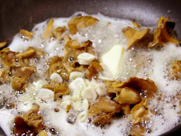 Hoe cantharellen in een koekenpan te koken