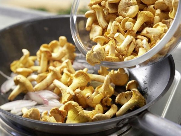 Hoe cantharellen in een koekenpan te koken