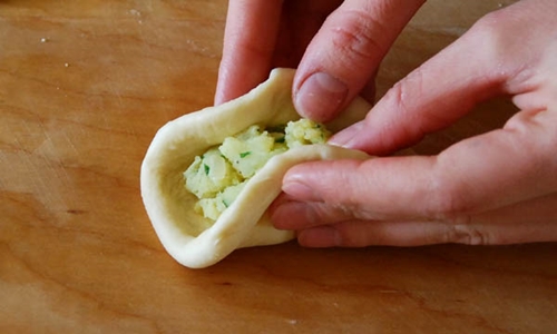 Taarten bakken met aardappelen in de oven - stap voor stap fotorecept Foto van een recept van taarten met aardappelen