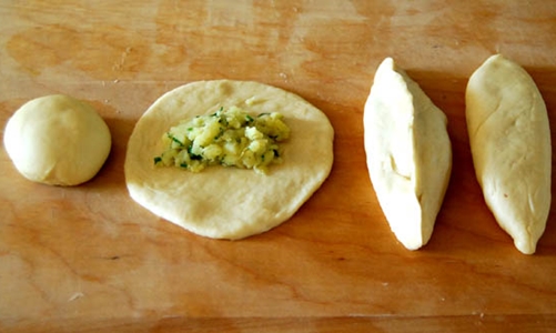 Taarten bakken met aardappelen in de oven - stap voor stap fotorecept Foto van een recept van taarten met aardappelen
