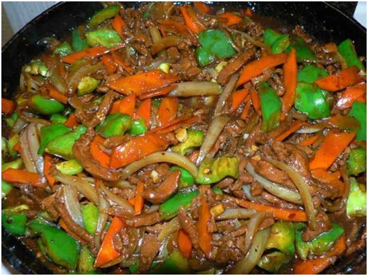 Hoe varkensvlees te koken in een koekenpan in het Chinees in zoetzure saus