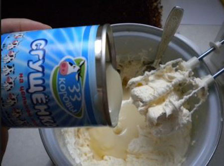 Hoe maak je een crème voor capkake: vla, kaas en room van gecondenseerde melk, een recept met een foto
