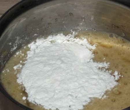 Hoe maak je een crème voor capkake: vla, kaas en room van gecondenseerde melk, een recept met een foto