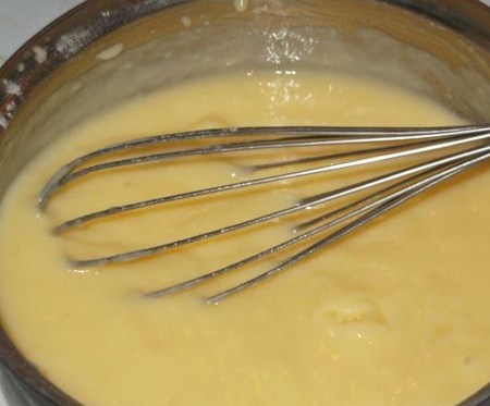 Hoe maak je een crème voor capkake: vla, kaas en room van gecondenseerde melk, een recept met een foto