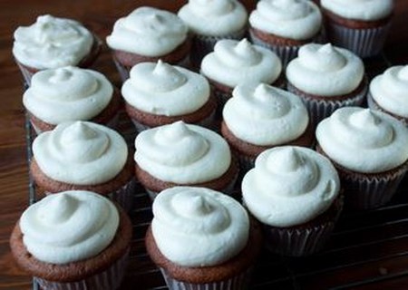 Hoe maak je een crème voor capkake: vla, kaas en room van gecondenseerde melk, een recept met een foto