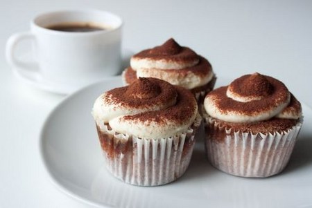 Hoe maak je een crème voor capkake: vla, kaas en room van gecondenseerde melk, een recept met een foto