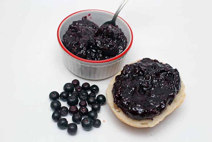 Hoe een jam van een zwarte appelbes te koken: een recept met een foto