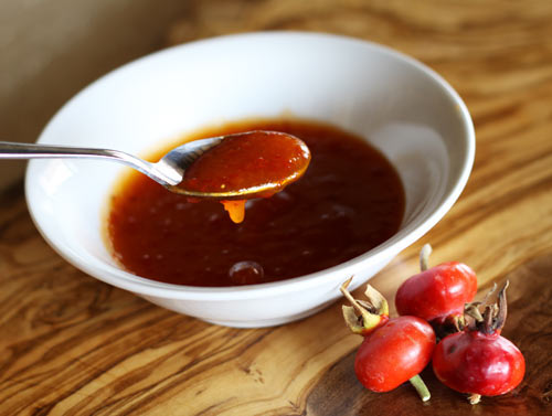 Hoe jam van een dogrose voor de winter te brouwen: het recept voor een snack van vijf minuten