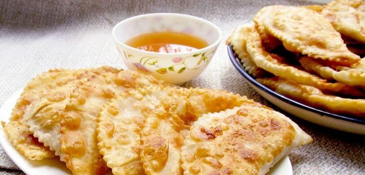Kaukasische pastei met vlees - tsjeboereki Kaukasische pastei met vlees - tsjeboereki
