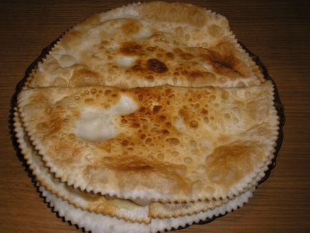 Kaukasische pastei met vlees - tsjeboereki Kaukasische pastei met vlees - tsjeboereki