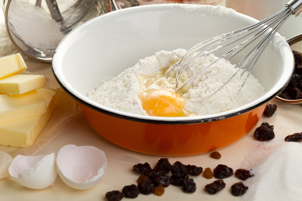 Ingrediënten voor cake met rozijnen in vormen