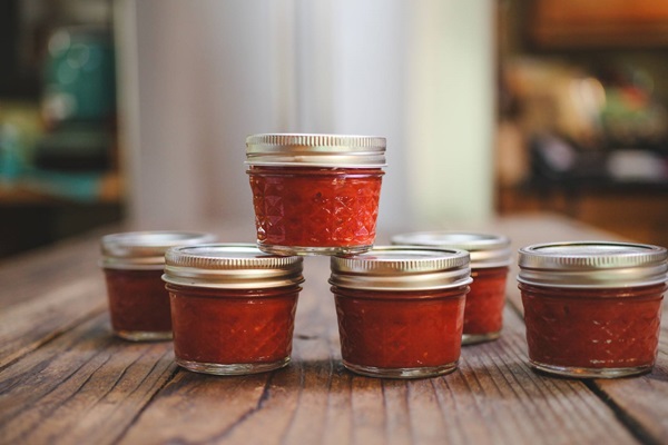 Ketchup door eigen handen van tomaten: stap-voor-stap recepten voor oogsten voor de winter
