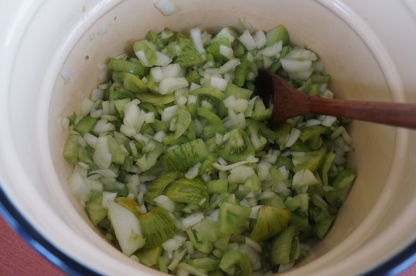 Ketchup van tomaten voor de winter met hun eigen handen: Likken van je vingers, met appels - Een eenvoudig recept met een foto van een stap-voor-stap tomatenketchup thuis