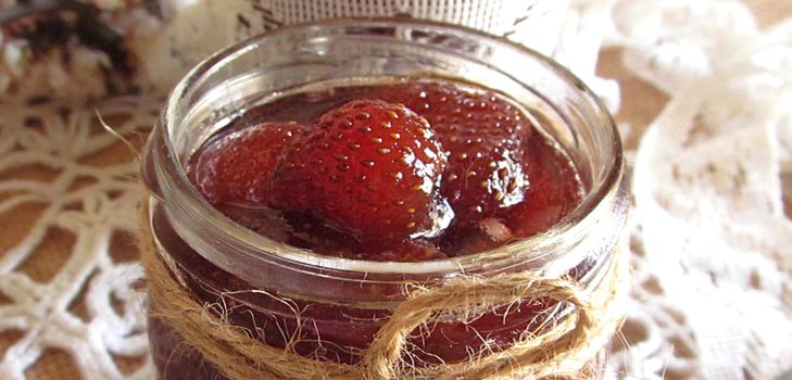 Het recept voor aardbeien in zijn eigen sap