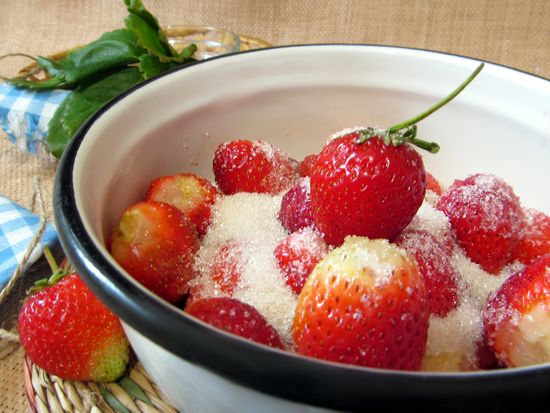 Het recept voor aardbeien in zijn eigen sap