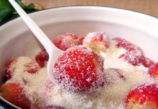 Het recept voor aardbeien in zijn eigen sap