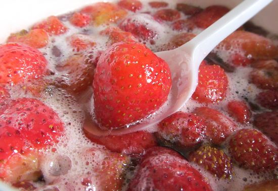 Het recept voor aardbeien in zijn eigen sap