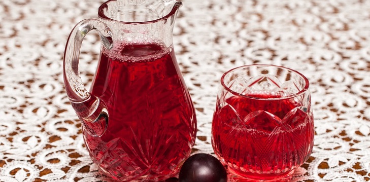 Compote van pruimen voor de winter
