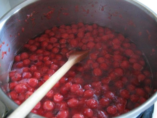 Geurige compote van kersen in een pan en multivark - recept