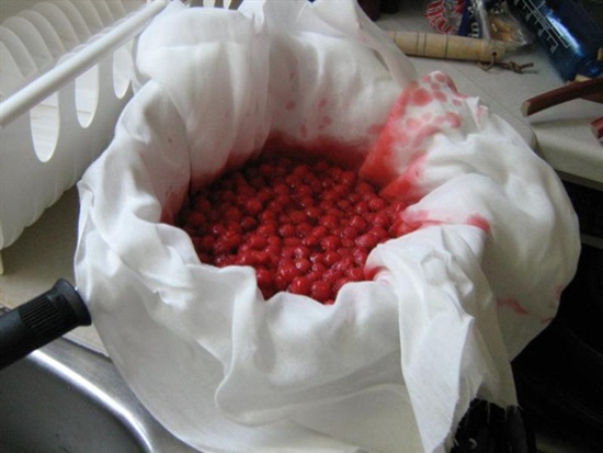 Geurige compote van kersen in een pan en multivark - recept