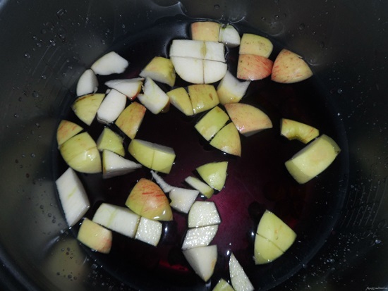 Geurige compote van kersen in een pan en multivark - recept