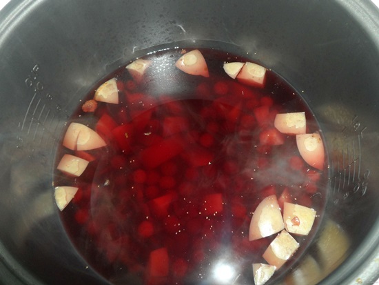 Geurige compote van kersen in een pan en multivark - recept