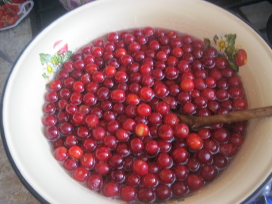 Geurige compote van kersen in een pan en multivark - recept