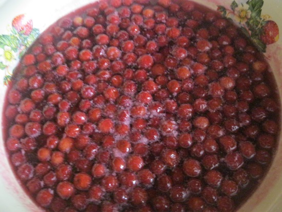 Geurige compote van kersen in een pan en multivark - recept