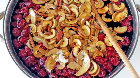 Geurige compote van kersen in een pan en multivark - recept