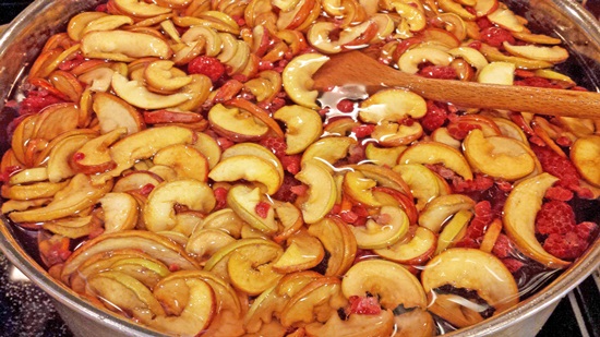 Geurige compote van kersen in een pan en multivark - recept