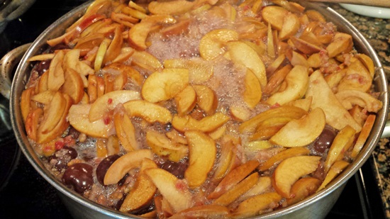Geurige compote van kersen in een pan en multivark - recept