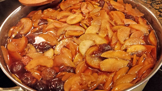 Geurige compote van kersen in een pan en multivark - recept