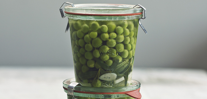 Groene erwten, ingeblikt voor de winter thuis