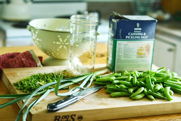 Groene erwten, ingeblikt voor de winter thuis
