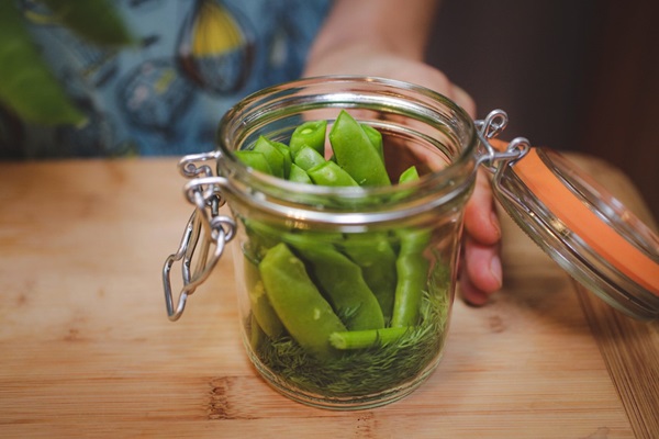 Groene erwten, ingeblikt voor de winter thuis