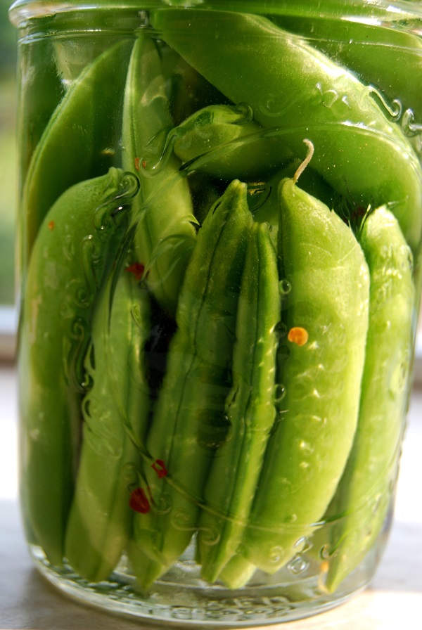 Groene erwten, ingeblikt voor de winter thuis