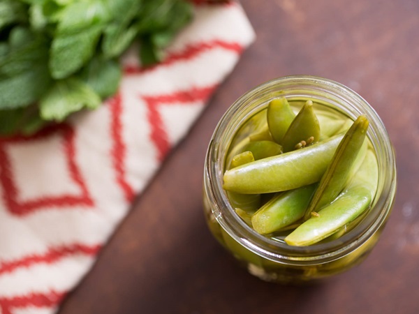 Groene erwten, ingeblikt voor de winter thuis