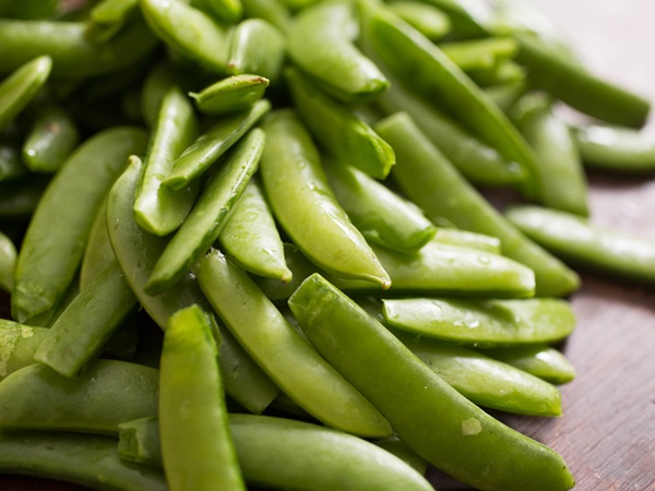 Groene erwten, ingeblikt voor de winter thuis