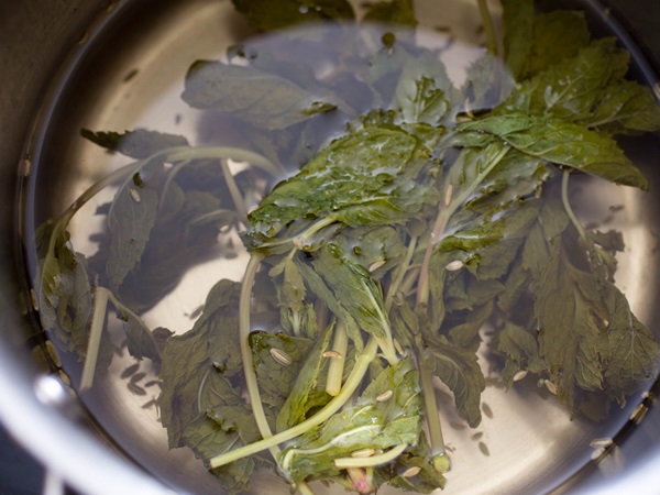 Groene erwten, ingeblikt voor de winter thuis